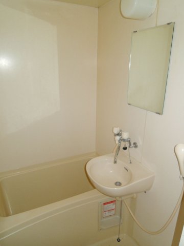 バス・シャワールーム　バス、トイレ別々で快適です。