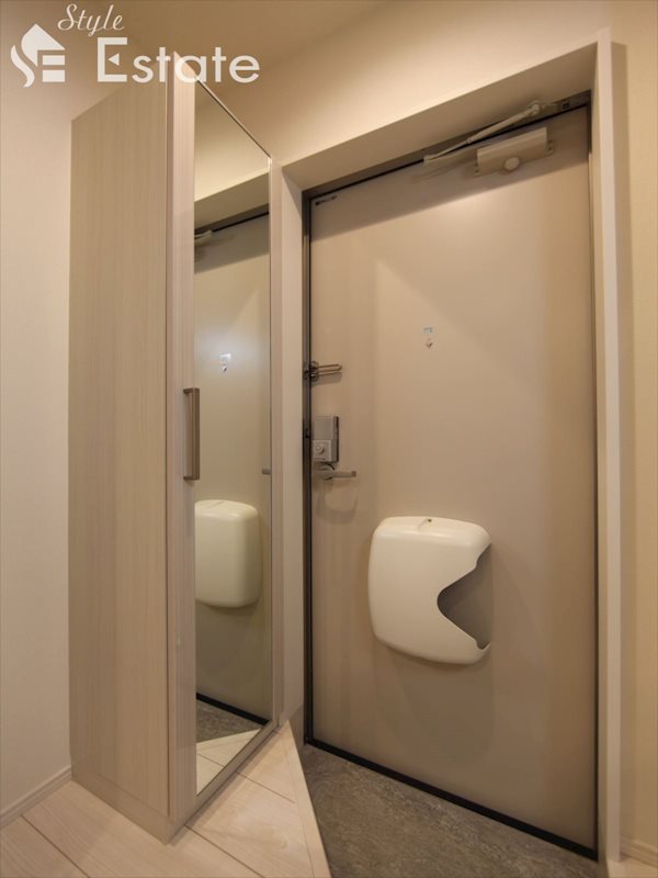 玄関　玄関★シューズボックス付★全身鏡付