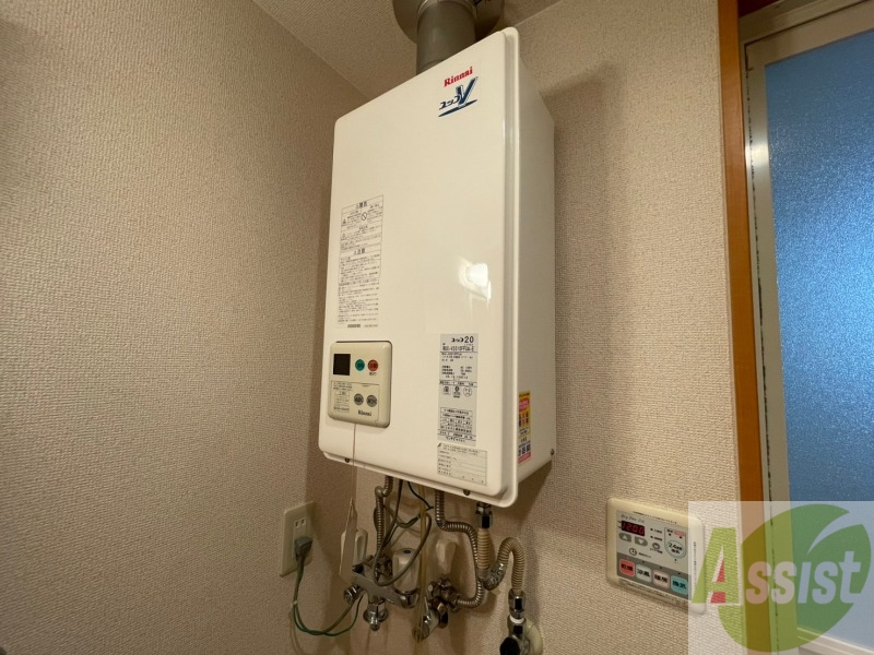 その他設備　給湯器は簡単操作で温度調整ができますよ。