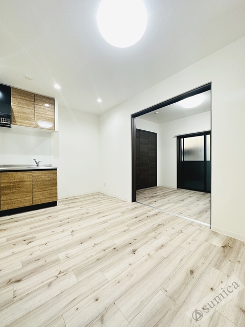 居室・リビング　内装は白を基調として建具とキッチンがグッと映えてます＾＾