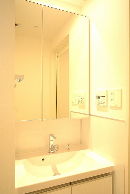 洗面設備　ゆったりとスペースのある洗面所