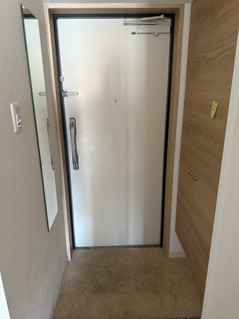 玄関　同物件、別号室のものです。