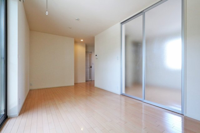 居室・リビング　参考写真（同物件別部屋）