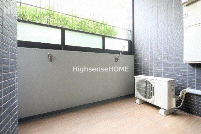 バルコニー　暖かな日差しのふりそそぐバルコニー