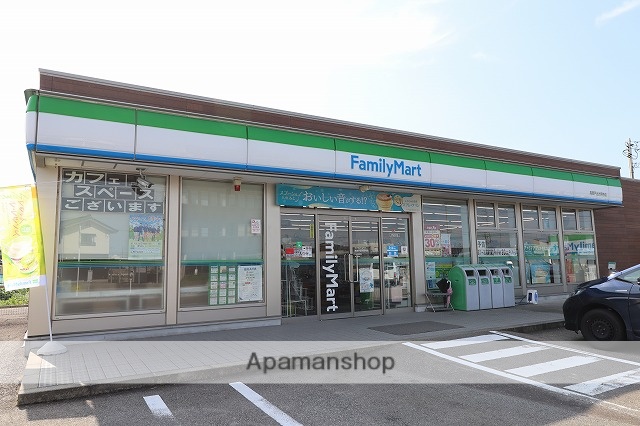コンビニ　ファミリーマート（コンビニ）まで634m