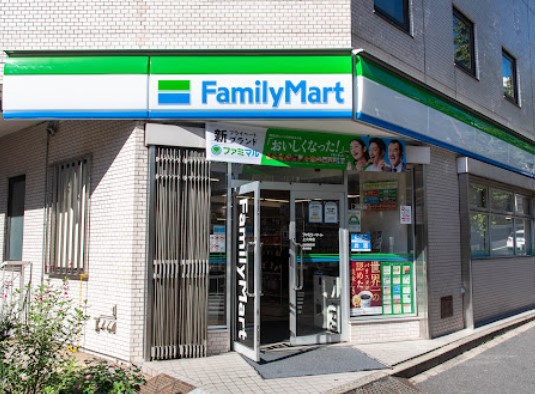 コンビニ　ファミリーマート上大崎店（コンビニ）まで702m