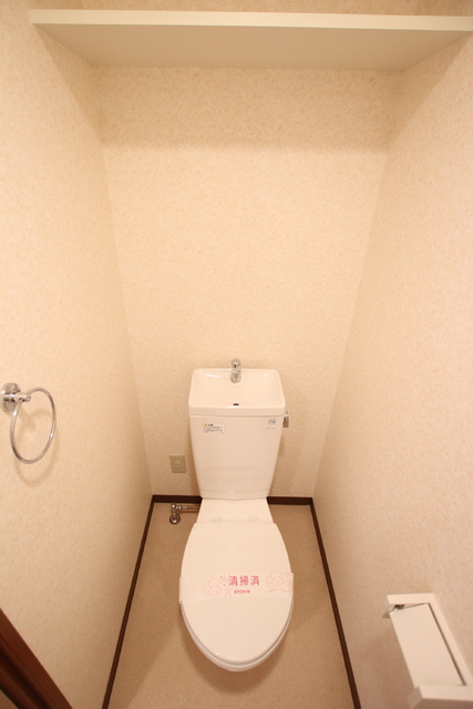 トイレ　バストイレ別です。上部には棚付き