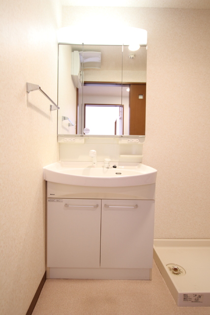 洗面設備　シャワー付き洗面化粧台