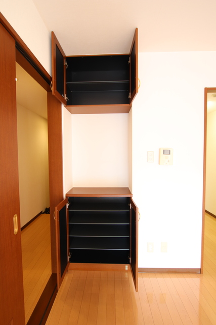 収納　リビングには小物がしまえる収納があります