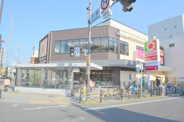 スーパー　イズミヤ　花園店（スーパー）まで715m
