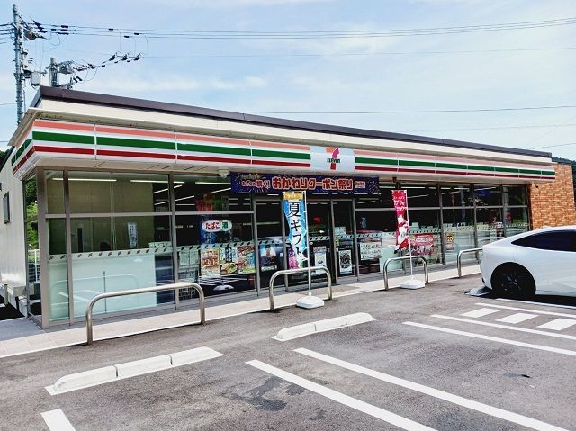 コンビニ　セブンイレブン大洲北只店様（コンビニ）まで750m