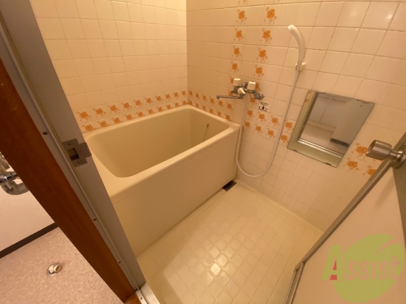 バス・シャワールーム　バスルームはこちらです。広々としてゆったり休めます。