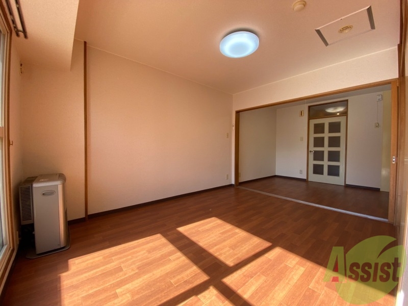 その他部屋・スペース　ダイニングキッチンの隣には洋室があります。寝室ですね。