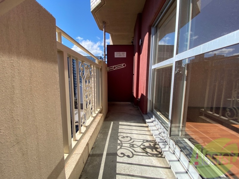 バルコニー　こちらはバルコニー。洗濯物が干せるようになっています。