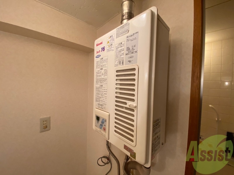 その他設備　給湯器はシンプルな作りで簡単に操作できそうです。