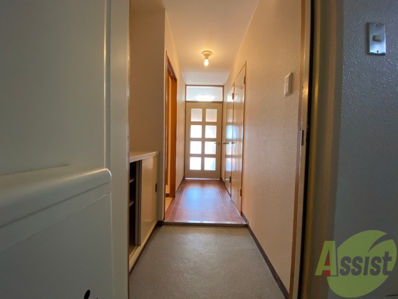 玄関　玄関の様子です。広い洋室にすぐ繋がっています。