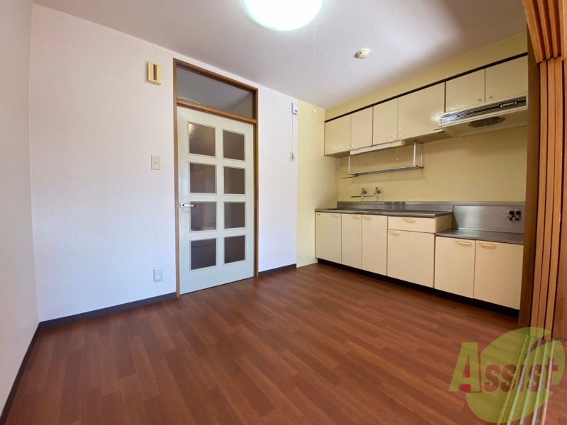 居室・リビング　５．５帖のダイニングキッチン。ご飯を食べるお部屋ですね。