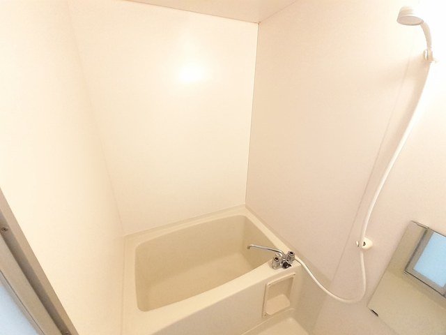 バス・シャワールーム　コンパクトで使いやすいお風呂です