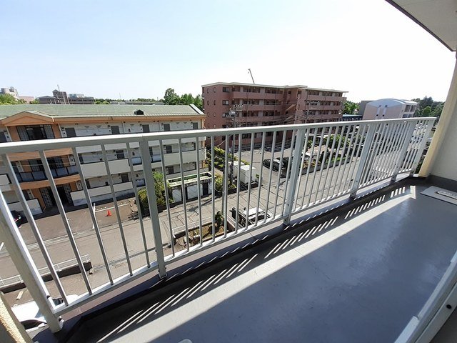 バルコニー　外からの目が気にならないバルコニーで洗濯物が干せます