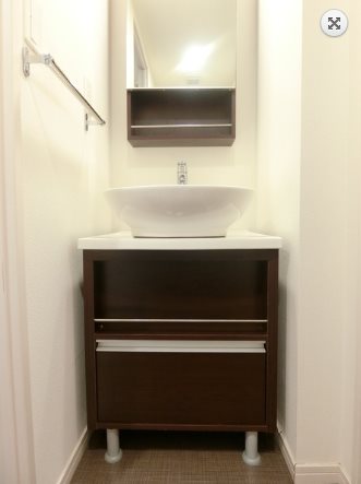 洗面設備　清潔感溢れる洗面化粧台。