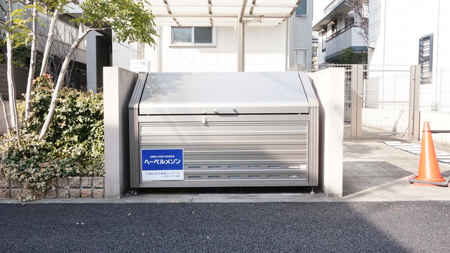 その他共有部分　ボックスタイプのごみ置き場で清潔ですね♪