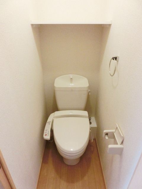 トイレ　嬉しいウォシュレット付き