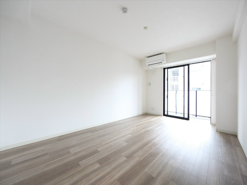 居室・リビング　洋室9.5帖　エアコン完備　南面バルコニー