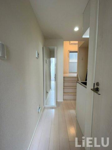 玄関　同シリーズ物件のモデルルームになります※現況優先