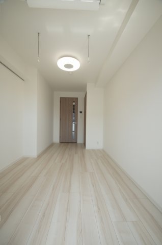 その他部屋・スペース　優しい色合いの床材を使用した居住空間です。