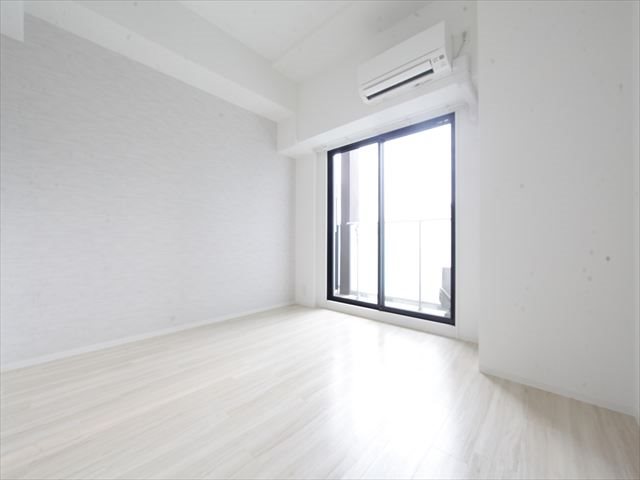 バルコニー　洋室6.5帖　エアコン完備　バルコニーに面しています