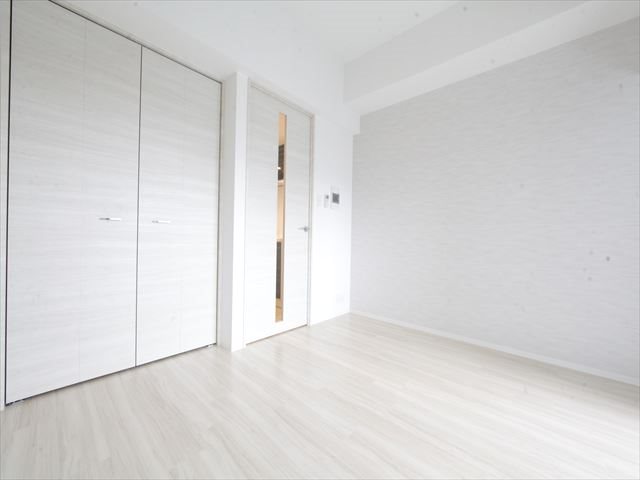 居室・リビング　洋室6.5帖　エアコン完備　バルコニーに面しています