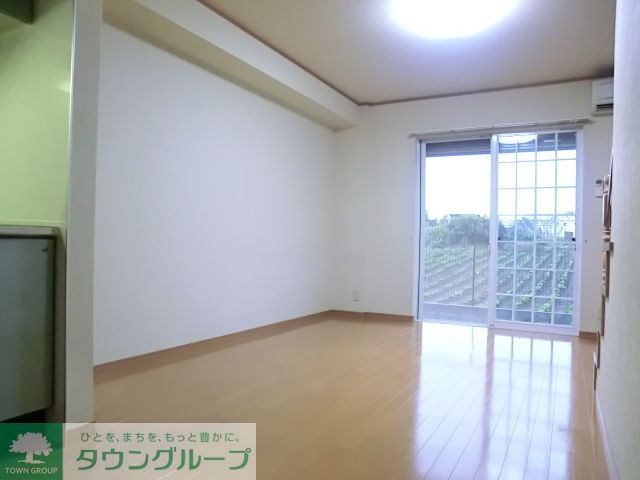 居室・リビング　日当り良好　上下の音が気にならないテラスハウスです