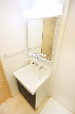 洗面設備　清潔感ある独立洗面台で毎日気持ちよく♪