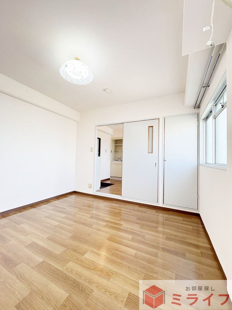 居室・リビング　開放感たっぷり、窓の多い快適空間