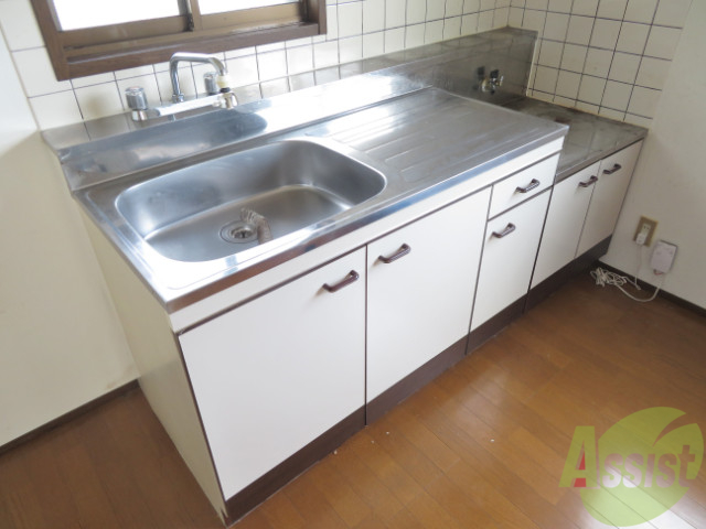 キッチン　こちらも広めのキッチンです。広く使えるのはありがたいですね