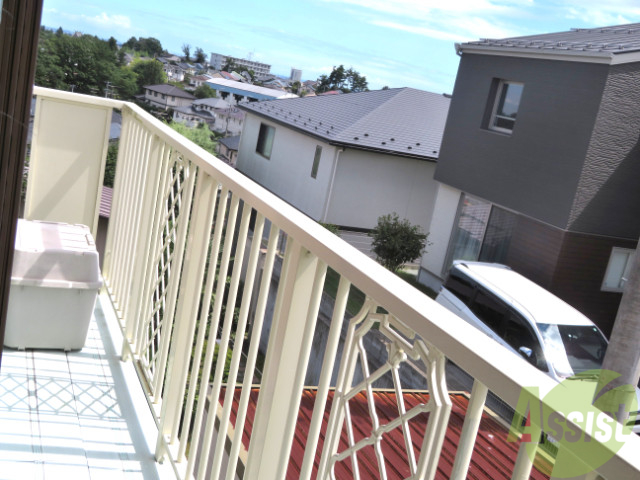 バルコニー　幅があり広めの印象でした。のびのびと作業が出来そうです。