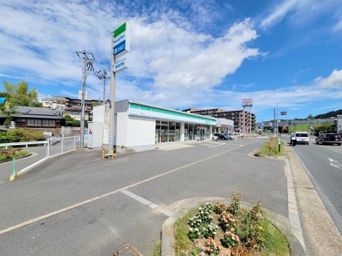 コンビニ　ファミリーマート 生駒辻町店（コンビニ）まで743m