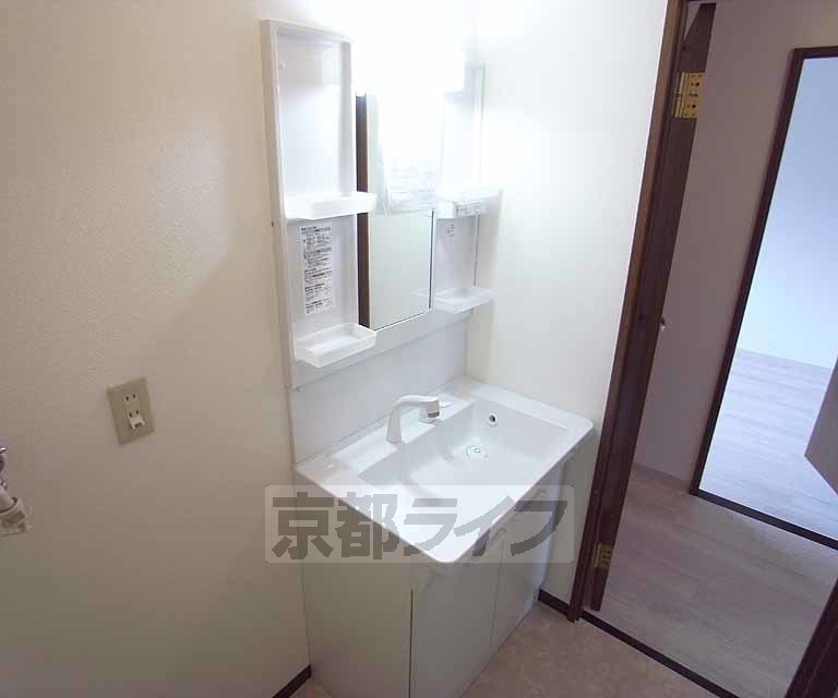 洗面設備　清潔感のある洗面台・