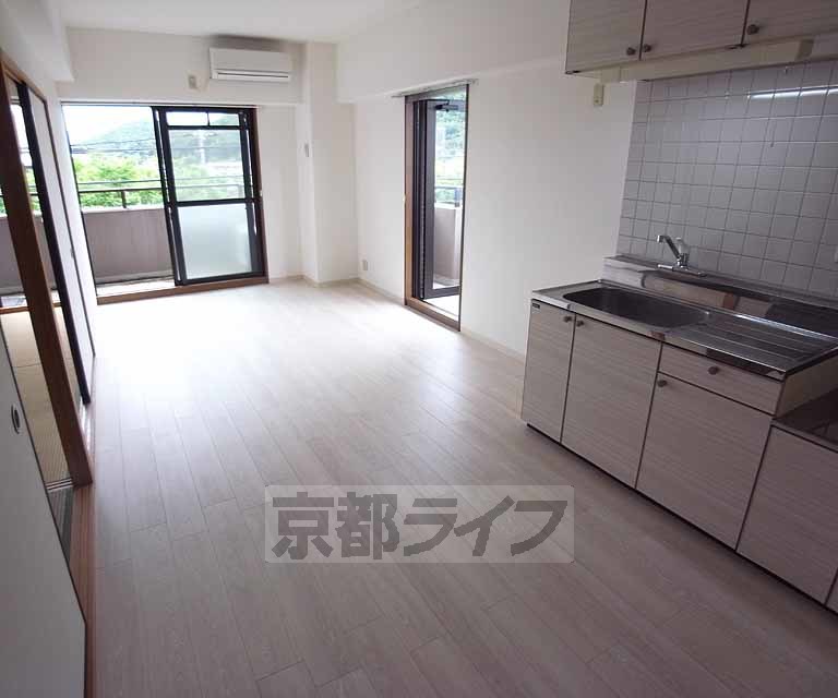 居室・リビング　白が映える綺麗なお部屋・