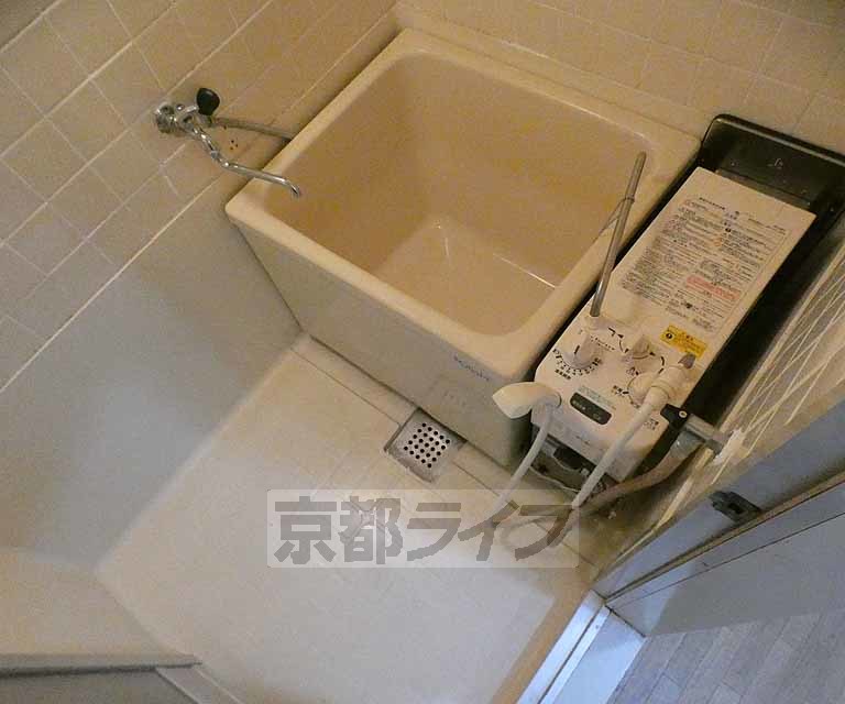 バス・シャワールーム　広々お風呂でございます。