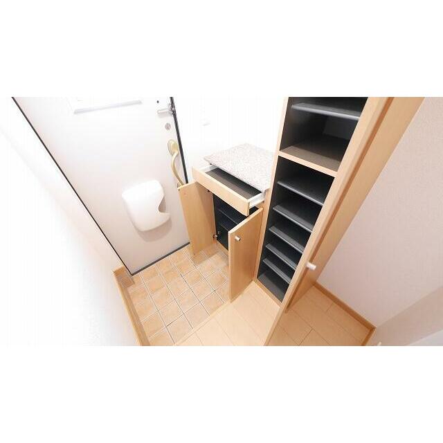 玄関　当物件の参考写真です。(同建物の部屋)