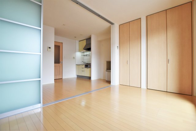 その他部屋・スペース　落ち着いた色調の寝室です