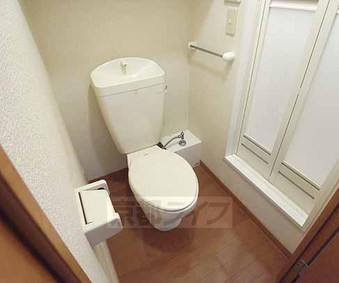 トイレ　洗面所にトイレあります。