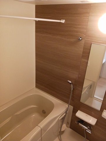 バス・シャワールーム　コンパクトで使いやすいお風呂です