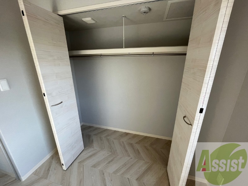 収納　こちらの収納にはハンガーをかけて服もしまえますね。