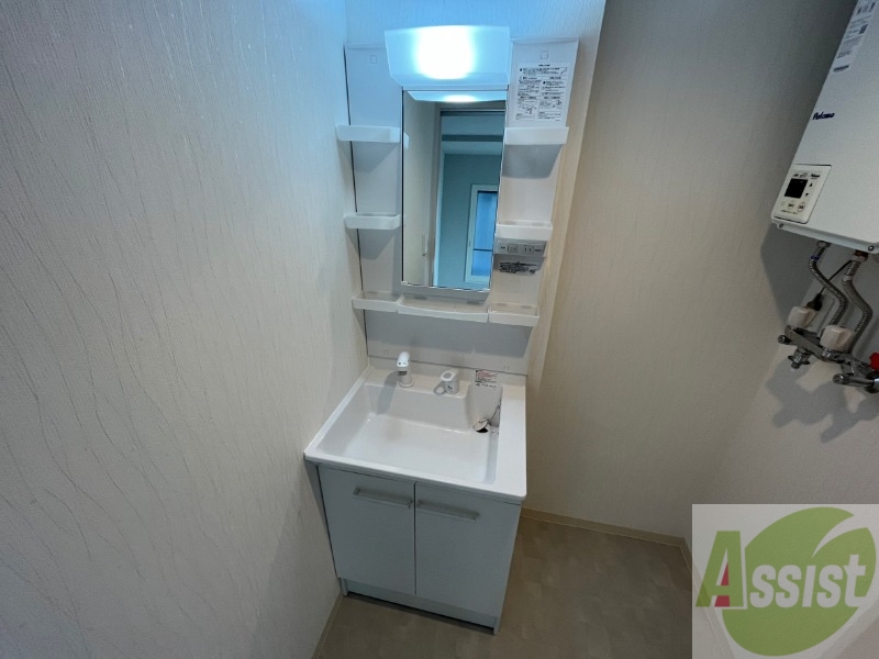 洗面設備　独立洗面台です。大きくてよいですね。シャンプーもできます！