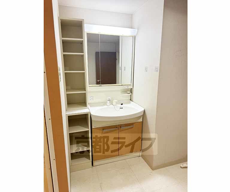 洗面設備　収納の多い洗面台です！