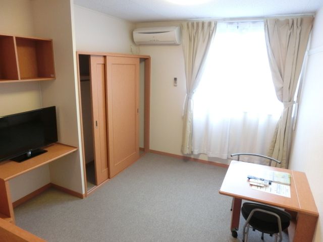 居室・リビング　1階はフローリング、2階はじゅうたん張りです