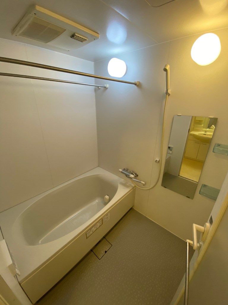 バス・シャワールーム　浴室乾燥機付きのお風呂！