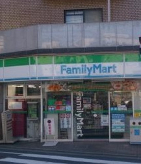 コンビニ　ファミリーマート三軒茶屋一丁目店（コンビニ）まで262m